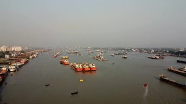 Karnafuli Nehri kıyısındaki Chittagong Limanı Bangladeş 'in en işlek limanıdır, ticaret, nakliye ve küresel denizcilik rotaları için hayati önem taşır.