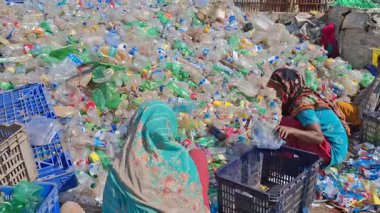 Bangladeş 'in Chittagong şehrinde atık plastik şişe imha alanında çalışan insanlar. Doğayı, kirliliği, chittagong, Bangladeş 'i kurtar