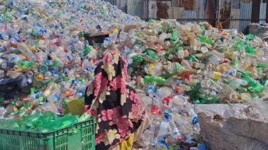 Bangladeş 'in Chittagong şehrinde atık plastik şişe imha alanında çalışan insanlar. Doğayı, kirliliği, chittagong, Bangladeş 'i kurtar