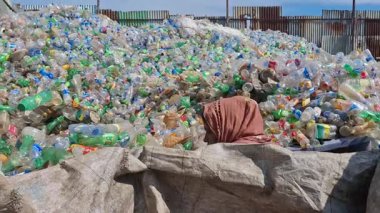 Bangladeş 'in Chittagong şehrinde atık plastik şişe imha alanında çalışan insanlar. Doğayı, kirliliği, chittagong, Bangladeş 'i kurtar