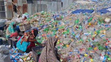 Bangladeş 'in Chittagong şehrinde atık plastik şişe imha alanında çalışan insanlar. Doğayı, kirliliği, chittagong, Bangladeş 'i kurtar