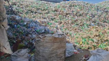 Bangladeş 'in Chittagong şehrinde atık plastik şişe imha alanında çalışan insanlar. Doğayı, kirliliği, chittagong, Bangladeş 'i kurtar