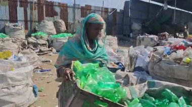 Bangladeş 'in Chittagong şehrinde atık plastik şişe imha alanında çalışan insanlar. Doğayı, kirliliği, chittagong, Bangladeş 'i kurtar