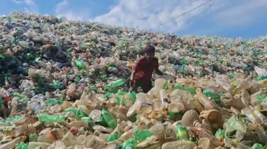 Bangladeş 'in Chittagong şehrinde atık plastik şişe imha alanında çalışan insanlar. Doğayı, kirliliği, chittagong, Bangladeş 'i kurtar