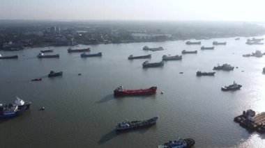 Canlı tarım arazileri çiftçilerin sıkı çalışmalarını, verimli topraklarını ve Bangladeş 'in Nikli, Bangladeş' teki insanlarla doğa arasındaki derin bağlantıyı yansıtıyor.