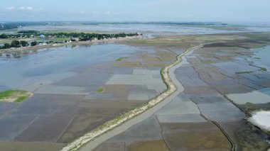 Bangladeş, Hindistan 'dan gelen ani su akışının nehir kenarındaki toplulukları ve tarım arazilerini etkilemesi sonucu sel ve mahsul hasarıyla karşı karşıya. Bangladeşli çiftçiler sel suları altında mahsul yetiştiremiyor.