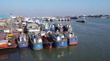 Chattogram, Dhaka 'dan sonra Bangladeş' in en büyük ikinci şehri. Bangladeş ana liman etiketi. Balıkçılık ghat chittagong insansız hava aracı görüntüsü..