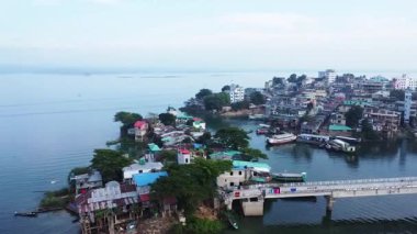 Bangladeş 'teki Rangamati Gölü' nün havadan görünüşü. Chittagong Tepesi civarındaki Rangamati 'nin güzel silueti..