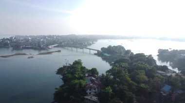 İnsansız hava aracı görüntüleri Chittagong Tepesi yolları, Nehir, Dağ Taşı, Peyzaj, Dağlar. Bangladeş 'in vahşi manzaraları Dokunulmamış Doğa sizi daha yakına çağırıyor.