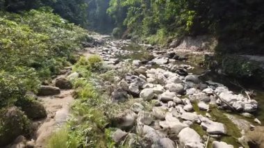 İnsansız hava aracı görüntüleri Chittagong Tepesi yolları, Nehir, Dağ Taşı, Peyzaj, Dağlar. Bangladeş 'in vahşi manzaraları Dokunulmamış Doğa sizi daha yakına çağırıyor.