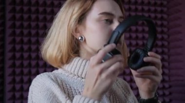 Stüdyoda müzik seansı sırasında genç şarkıcı kadın..