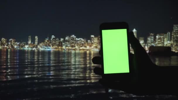 Guy desplazándose a mano teléfono pantalla verde al aire libre. Hombre tocando la pantalla se burlan de teléfono — Vídeo de stock