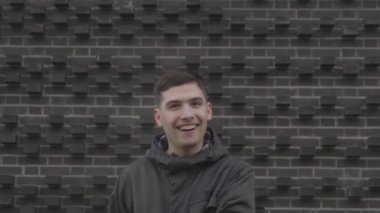 4K Genç adam Coronavirus COVID-19 salgını sırasında dışarıda maske takıyordu.