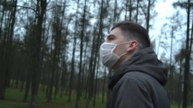 4K Genç adam Coronavirus COVID-19 salgını sırasında dışarıda maske takıyordu.