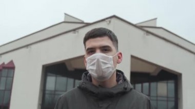 4K Genç adam Coronavirus COVID-19 salgını sırasında dışarıda maske takıyordu.