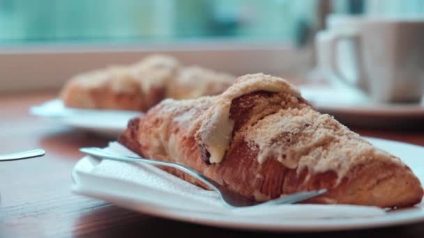 Tasse frischen heißen Kaffee und traditionelles französisches Croissant. 4k-Auflösung. — Stockvideo