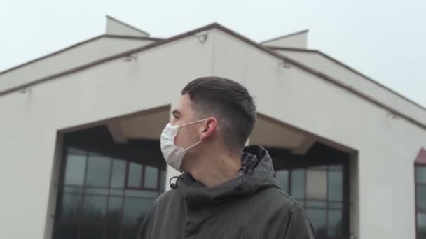 4K Ung man med ansiktsmask utomhus under Coronavirus COVID-19 Pandemic — Stockvideo