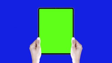 Mavi anahtar arka planında yeşil ekran izole edilmiş modern tablet bilgisayar modeli