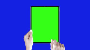 Mavi anahtar arka planında yeşil ekran izole edilmiş modern tablet bilgisayar modeli