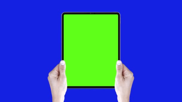 Mockup komputer tablet modern dengan layar hijau diisolasi pada latar belakang kunci biru — Stok Video