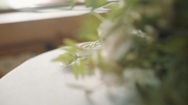 Çiçeklerin üzerindeki alyansları yavaş çekimde kapatın. 4k