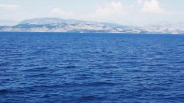 Hawaii açıklarında dalgalar. Güzel ve yavaşça kıyıya doğru yuvarlanıyorlar.
