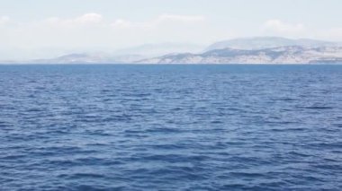 Hawaii açıklarında dalgalar. Güzel ve yavaşça kıyıya doğru yuvarlanıyorlar.