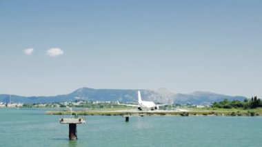 Uçak kafasından havalanıyor. Havaalanından kalkan uçak.