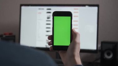 Çevrimiçi dükkanda telefon kullanan birinin hisse senedi..