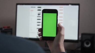 Çevrimiçi dükkanda telefon kullanan birinin hisse senedi..
