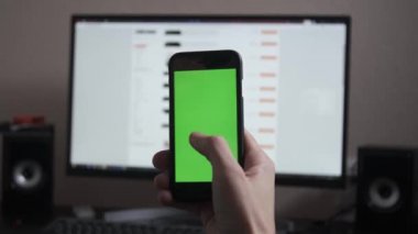 Çevrimiçi dükkanda telefon kullanan birinin hisse senedi..