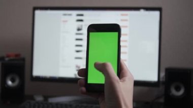 Çevrimiçi dükkanda telefon kullanan birinin hisse senedi..