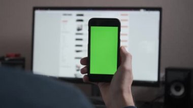 Çevrimiçi dükkanda telefon kullanan birinin hisse senedi..