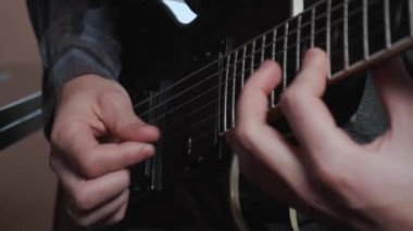 Elektro gitar çalan erkek elini kapat..