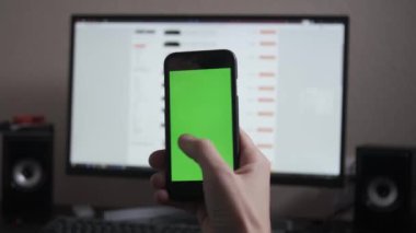 Çevrimiçi dükkanda telefon kullanan birinin hisse senedi..