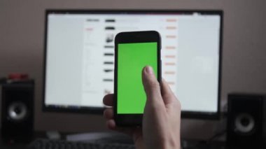 Çevrimiçi dükkanda telefon kullanan birinin hisse senedi..