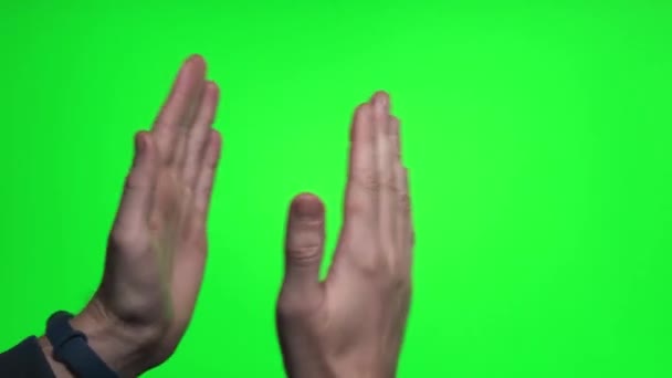 4K男子手触摸屏手势在绿色屏幕上. — 图库视频影像