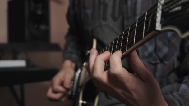 Close up de mão masculina tocando guitarra elétrica. — Vídeo de Stock