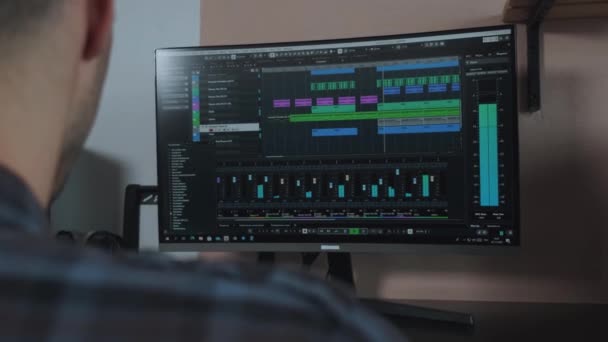 A zenész számítógépen dolgozik, és létrehoz egy zenei kompozíciót. — Stock videók