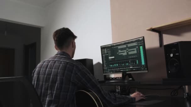 Müzisyen bir bilgisayar üzerinde çalışır ve bir müzikal kompozisyon yaratır.. — Stok video