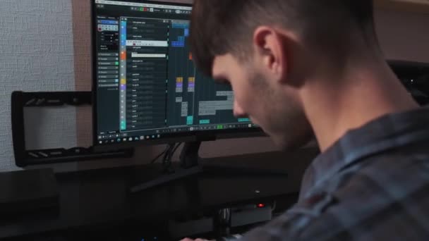 音楽家はコンピュータ上で作業し、音楽構成を作成します. — ストック動画