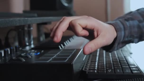 Mãos masculinas tocando teclado eletrônico, teclas midi na mesa. — Vídeo de Stock