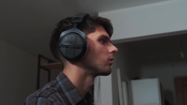Vocal studio recording. Man puts on headphones before singing in music studio. — Vídeo de stock