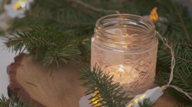 Noel veya Yeni Yıl Kompozisyonu Yanan Mumlarla