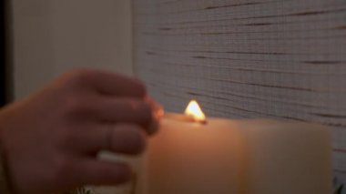Mum tutuşturma görüntülerini kapatın. Noel konsepti - mumlar yanıyor