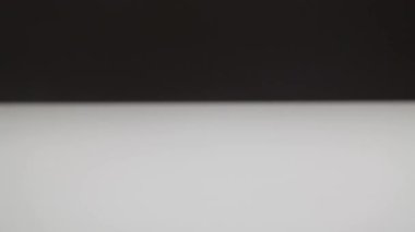 Doktor ilaç paketini masaya koyar..