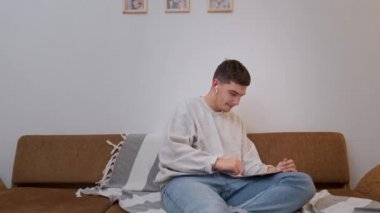 Adamın internette konuşması var, evdeki kanepede oturuyor, alet kullanıyor..
