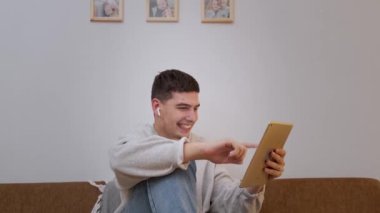 Adamın internette konuşması var, evdeki kanepede oturuyor, alet kullanıyor..