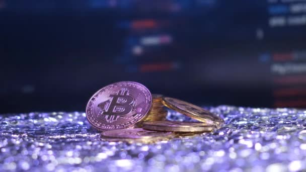 Monete Bitcoin sullo sfondo del cambiamento dei tassi di cambio. — Video Stock