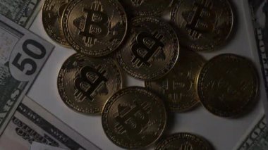 Polisin yanıp sönen ışıkları ışığında masalara dolar saçılmış.